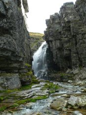 Foto van Jutulhogget met waterval Kaldbekken in sterdalen in Noorwegen
