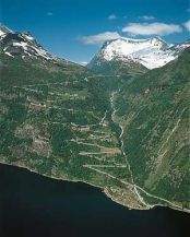 Foto van bergweg rnevegen tussen Eidsdal en Geiranger in Noorwegen
