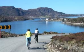 Foto van fietstocht op het eiland Otrya bij lesund in Noorwegen