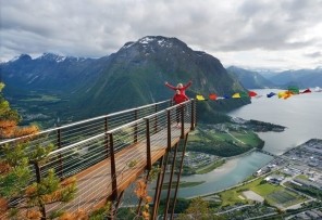 Foto van het uitzichtspunt Romsdalstrappa op de bergtop Nesaksla in ndelsnes in Noorwegen