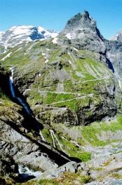 Foto van bergweg Trollstigen / Trollstigveien tussen ndalsnes en Valldal in Noorwegen