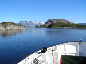 Foto van overtocht van Forvik naar Tjtta: 'alsof je een andere wereld binnenvaart' in Noorwegen