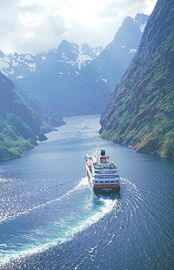 Foto van Hurtigruten in de Trollfjord op de Lofoten in Noorwegen