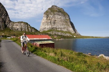 Foto van de berg Trnstaven op het eiland Sanna in de gemeente Trna in Noorwegen