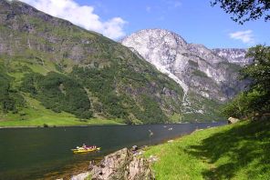 Foto van Nryfjorden in Noorwegen: Kongeveien = wandeling Koninklijke Postweg van Styvi naar Bleiklindi in Noorwegen